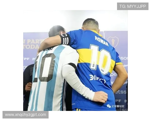 波多黎各歌手洋基老爹亲临阿根廷训练营与梅西等球员亲密合影